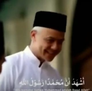Tangkapan layar tayangan azan di televisi swasta nasional yang menampilkan Bacapres Ganjar Pranowo