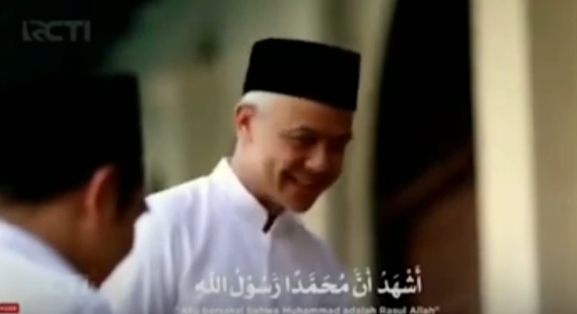 Tangkapan layar tayangan azan di televisi swasta nasional yang menampilkan Bacapres Ganjar Pranowo