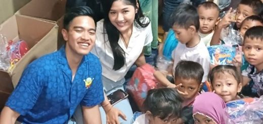 Ketum PSI Kaesang Pangarep mengunjungi Rumah Belajar Waduk Pluit, di Jalan Muara Baru Raya, Penjaringan, Jakarta Utara, Rabu (27/9/2023)