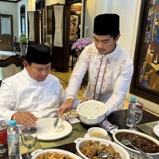 JAKARTA (Awall.id) - Ketum Partai Solidaritas Indonesia (PSI), Kaesang Pangarep, akan melanjutkan safari politiknya ke beberapa ketua umum partai. Termasuk rencana menemui Ketum Gerindra Prabowo Subianto di Hambalang, Jawa Barat. Mendengar rencana kunjungan dan pertemuan itu, Gerindra pun menyambut. Hal yang sama juga dilontarkan jajaran pengurus DPP Partai Demokrat. "Kami menyambut baik dan hangat rencana kedatangan beliau bersama jajaran PSI," kata Waketum Gerindra Habiburokhman kepada wartawan, Sabtu (30/9/2023). Habiburokhman menambahkan, Gerindra menghormati Kaesang dan juga PSI. Partai yang dipimpin putra Presiden Joko Widodo (Jokowi) itu dinilai berisi anak muda yang idealis dan memiliki gagasan serta mimpi yang sama dengan Gerindra. "Kami menghormati Mas Kaesang dan sekaligus juga partainya. Mereka adalah anak-anak muda idealis, yang punya mimpi dan gagasan yang amat mirip dengan mimpi dan gagasan kami yakni menjadikan Indonesia semakin maju yang rakyat yang adil dan makmur," ujarnya. Di sisi lain, Habiburokhman berharap PSI berkenan mendukung Prabowo dalam pilpres nanti. Meski demikian, Gerindra akan menghormati apapun pilihan PSI nantinya. "Politik kami adalah politik merangkul, kami selalu membuka diri untuk berkomunikasi dengan partai apapun. Kami pun berharap Mas Kaesang dan partainya berkenan mendukung Pak Prabowo sebagai presiden 2024, namun kami tetap menghormati pilihan mereka untuk menentukan arah politik," imbuhnya. Sebelumnya Partai Demokrat yang tergabung dalam Koalisi Indonesia Maju untuk mengusung Prabowo di Pilpres 2024, juga menyambut baik rencana Kaesang berkunjung ke beberapa partai politik, termasuk ke rumah Prabowo Subianto di Hambalang. "Kami menghormati dan menyambut baik safari politik yang dilaksanakan Mas Kaesang selaku Ketum PSI yang akan bersilaturahmi dengan Pak Prabowo selaku Ketum Gerindra sekaligus Bacapres Koalisi Indonesia Maju," kata Deputi Bappilu DPP Partai Demokrat, Kamhar Lakumani, kepada wartawan, Jumat (29/9/2023). "Apalagi di tahun politik seperti sekarang, ini akan berkontribusi penting pada terciptanya suasana politik yang sejuk," tambahnya. Kamhar memaparkan, sebelum Demokrat merapat ke Koalisi Indonesia Maju, PSI sudah sering terlihat hadir di tengah-tengahnya, meskipun belum secara langsung deklarasi mendukung Prabowo. Kebersamaan Kaesang Prabowo di sebuah kesempatan. Kaesang mengambilkan nasi untuk Ketum Gerindra Prabowo Subianto. (dok Twitter Gibran)