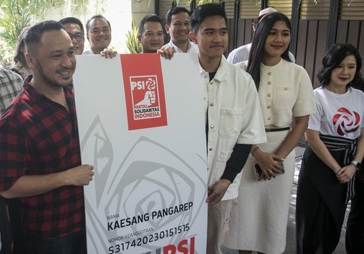 Kaesang Pangarep menerima simbolis kartu anggota Partai Solidaritas Indonesia (PSI) dari Ketum PSI, Giring Ganesha, Sabtu (23/9/2023)