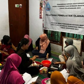 Kelompok ibu-ibu rumah tangga di Dusun Branggah RT 06 RW 08, Desa Nyatnyono, Kecamatan Ungaran Barat, Kabupaten Semarang mengikuti pelatihan tentang aneka produk olahan dari ikan lele dari Tim Pengabdian kepada Masyarakat (PKM) Universitas Pandanaran, belum lama ini.