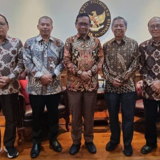 Ketua Dewan Penyantun Universitas Semarang (USM), Prof Dr Mohammad Mahfud MD SH SU MIP, berfoto bersama para pimpinan USM, termasuk Rektor USM Dr Supari ST MT