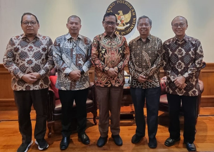 Ketua Dewan Penyantun Universitas Semarang (USM), Prof Dr Mohammad Mahfud MD SH SU MIP, berfoto bersama para pimpinan USM, termasuk Rektor USM Dr Supari ST MT