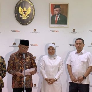 Menteri Koordinator Bidang Pembangunan Manusia dan Kebudayaan (Menko PMK), Muhadjir Effendy, mengumumkan hari libur dan cuti bersama tahun 2024, pada Konferensi Pers di Kantor Kemenko PMK, Selasa (12/9/2023) siang