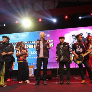 Gubernur Jawa Tengah, Ganjar Pranowo diminta naik ke panggung dan bernyanyi bersama saat menghadiri Pentas Apresiasi Musisi Jalanan "Pengamen Naik Kelas" yang digelar oleh Institut Musisi Jalanan di Taman Budaya Raden Saleh (TBRS), Kota Semarang, Minggu (3/9/2023) malam.