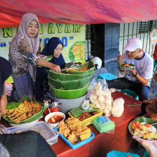 Ganjar Sarapan di Belakang Kantor
