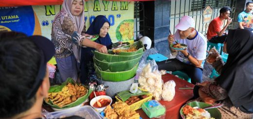 Ganjar Sarapan di Belakang Kantor