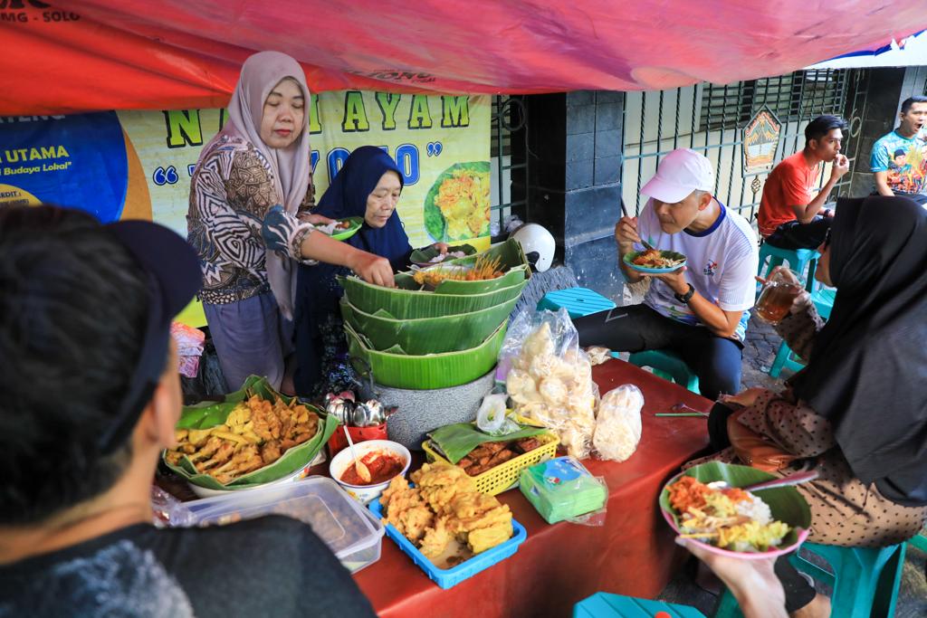 Ganjar Sarapan di Belakang Kantor