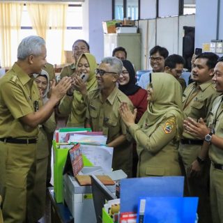 Meski terkejut, para Aparatur Sipil Negara (ASN) Provinsi Jawa Tengah merasa senang ketika tiba-tiba Gubernur Ganjar Pranowo menyambangi ruangan kerja mereka, Senin (4/9/2023)