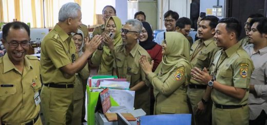 Meski terkejut, para Aparatur Sipil Negara (ASN) Provinsi Jawa Tengah merasa senang ketika tiba-tiba Gubernur Ganjar Pranowo menyambangi ruangan kerja mereka, Senin (4/9/2023)