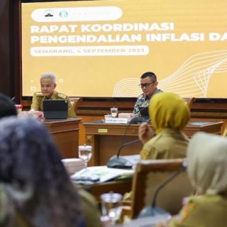 Gubernur Ganjar Pranowo mengikuti rapat Tim Pengendali Inflasi Daerah (TPID) terpusat yang dipimpin Menteri Dalam Negeri Tito Karnavian secara daring, Senin (4/9/2023). Jateng masuk kategori provinsi dengan inflasi terkendali
