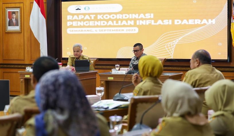 Gubernur Ganjar Pranowo mengikuti rapat Tim Pengendali Inflasi Daerah (TPID) terpusat yang dipimpin Menteri Dalam Negeri Tito Karnavian secara daring, Senin (4/9/2023). Jateng masuk kategori provinsi dengan inflasi terkendali