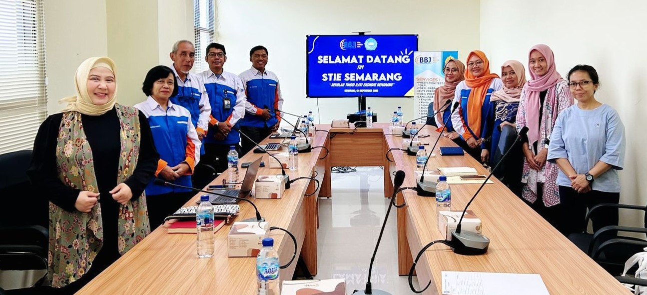 SEMARANG (Awall.id) - Bina Bahasa Jaya (BBJ) Universitas Semarang (USM) menerima kunjungan benchmarking dari Sekolah Tinggi Ilmu Ekonomi (STIE) Semarang, Senin, 4 September 2023. Rombongan dari Sekolah Tinggi Ilmu Ekonomi (STIE) Semarang disambut Sekretaris Bidang Internal Yayasan Alumni UNDIP, Dr Rr Dian Indriana Trilestari SE MSi Ak CA, dan Ketua Bina Bahasa Jaya (BBJ) Dini Anggraheni SS MHum beserta jajaran pengurus BBJ, serta para pengawas BBJ di ruang diskusi utama Gedung Menara USM lantai 8. Rombongan dari Sekolah Tinggi Ilmu Ekonomi (STIE) Semarang terdiri atas Ketua STIE Semarang, Cahyani Tunggal Sari SE MA MM, beserta staf pengajar bahasa Inggris Frida Widyanati, dan Tiara Nove Ria. Dalam Pertemuan Benchmarking, Sekretaris Bidang Internal Yayasan Alumni Undip, Dr Rr Dian Indriana Trilestari SE MSi Ak CA mengatakan, pihaknya menyambut baik kedatangan jajaran pimpinan Sekolah Tinggi Ilmu Ekonomi (STIE) Semarang. Dia berharap, dari benchmarking bisa menghasilkan kerja sama untuk saling berkolaborasi mengadakan program kegiatan bersama terkait dengan pelatihan bahasa. Ketua BBJ USM, Dini Anggraheni menyampaikan terima kasih atas kunjungan rombongan Sekolah Tinggi Ilmu Ekonomi (STIE) Semarang untuk bersilaturahmi ke Bina Bahasa Jaya (BBJ) Universitas Semarang. Dalam kesempatan tersebut, Dini menyampaikan profil Bina Bahasa Jaya (BBJ) Universitas Semarang yang telah memiliki SK Kemenkumham. Selain itu juga memperkenalkan jajaran pengurus serta pengawas BBJ. Sementara itu, Ketua STIE Semarang, Cahyani Tunggal Sari mengatakan, tujuan benchmarking lembaganya adalah untuk ngangsu kawruh memperoleh pemahaman tentang pendirian pusat pelatihan bahasa, mulai dari persiapan perizinannya, SDM-nya, dan dokumen-dokumen apa saja yang perlu dipersiapkan. Benchmarking ini, lanjutnya, juga akan menjadi media untuk berkolaborasi dalam kegiatan pelatihan bahasa dan penerjemahan bahasa. ''Pertemuan ini ke depan bisa ditindaklanjuti dengan penandatanganan MoU dan bisa mengembangkan kegiatan kerjasama antara 2 institusi,'' tambahnya. Seusai kegiatan sharing session, delegasi peserta Benchmarking Sekolah Tinggi Ilmu Ekonomi (STIE) Semarang melakukan tour kampus untuk melihat sejumlah fasilitas pendukung kegiatan akademik maupun non-akademik yang dimiliki oleh BBJ dan USM.