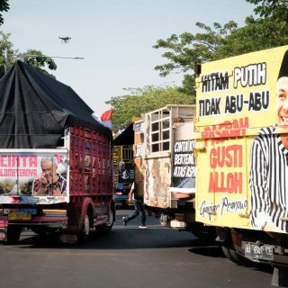 Ratusan truk dengan beragam kreasi tulisan di baknya berjejer di sekitar kantor Gubernur Jateng Ganjar Pranowo. Truk-truk tersebut dibawa para sopir yang menemui Ganjar dan menobatkannya sebagai "Bapak Truk Nusantara", Senin (4/9/2023)