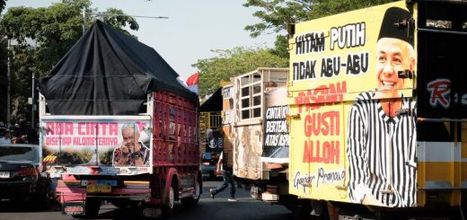 Ratusan truk dengan beragam kreasi tulisan di baknya berjejer di sekitar kantor Gubernur Jateng Ganjar Pranowo. Truk-truk tersebut dibawa para sopir yang menemui Ganjar dan menobatkannya sebagai "Bapak Truk Nusantara", Senin (4/9/2023)