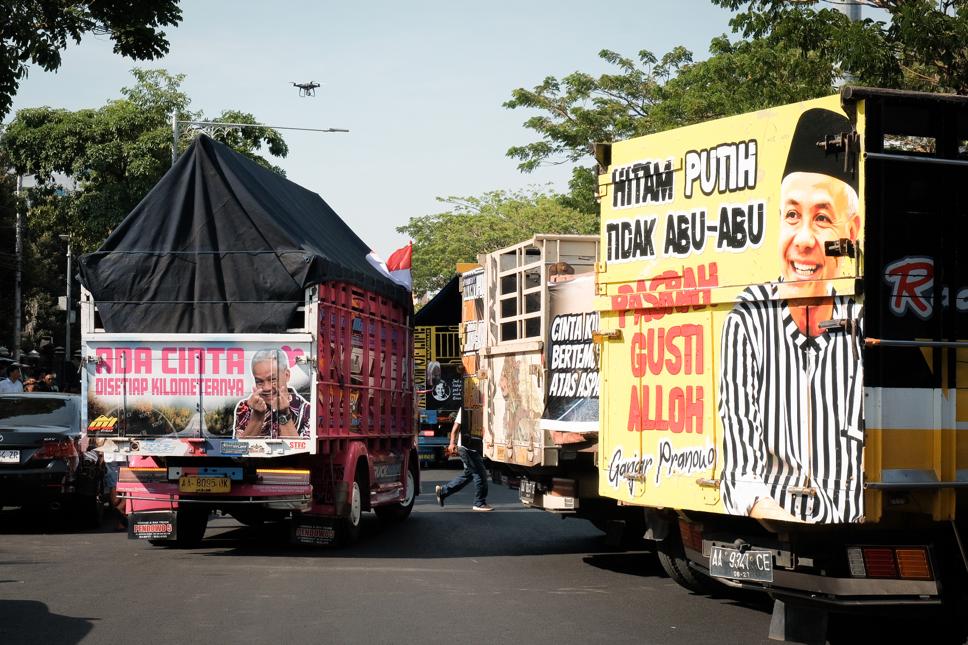 Ratusan truk dengan beragam kreasi tulisan di baknya berjejer di sekitar kantor Gubernur Jateng Ganjar Pranowo. Truk-truk tersebut dibawa para sopir yang menemui Ganjar dan menobatkannya sebagai "Bapak Truk Nusantara", Senin (4/9/2023)