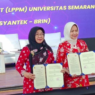 Ketua LPPM USM, Prof Dr Ir Mudjiastuti Handajani MT (kiri) dan Kepala Pusat Pelayanan Teknologi BRIN, Dr Yenni Bakhtiar MAg Sc IPU menunjukkan naskah kerja sama yang telah ditandatangani