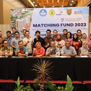 Peserta Focus Group Discussion 2 bertopik "Draft Penyusunan Peraturan Walikota (Perwal) PRH" yang digelar Universitas Semarang (USM) bersama Matching Fund 2023 berfoto bersama di Ruang Diamond III Khas Hotel Semarang, pada 26 September 2023