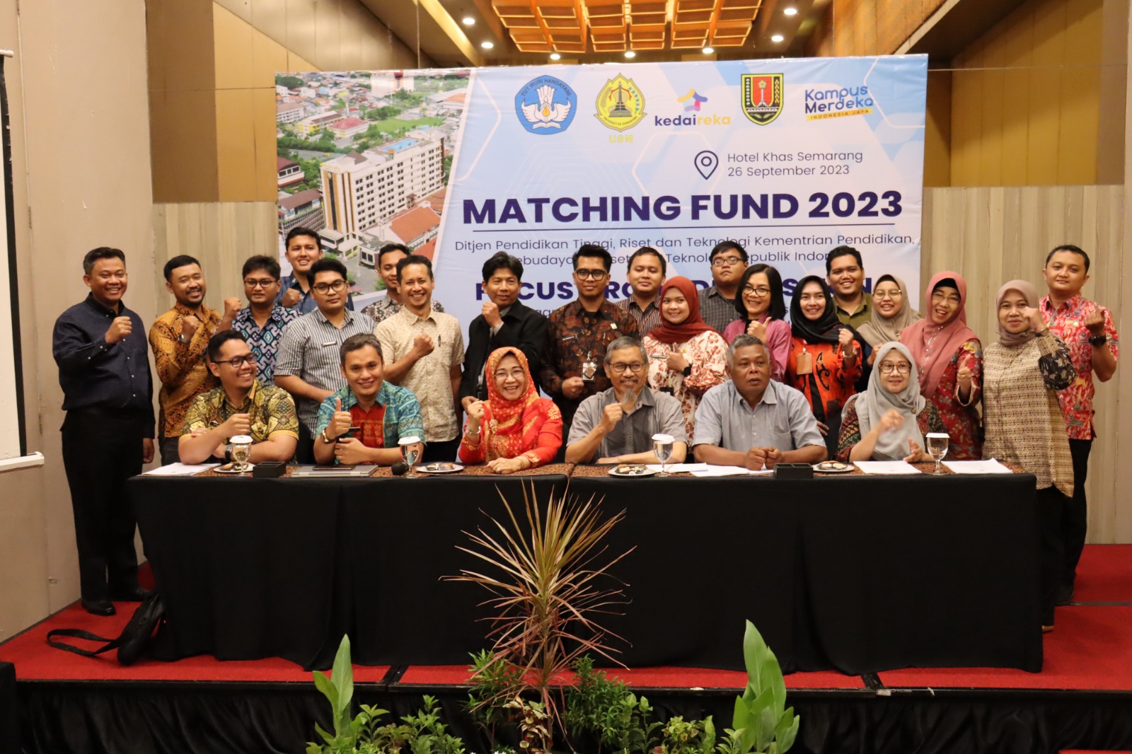 Peserta Focus Group Discussion 2 bertopik "Draft Penyusunan Peraturan Walikota (Perwal) PRH" yang digelar Universitas Semarang (USM) bersama Matching Fund 2023 berfoto bersama di Ruang Diamond III Khas Hotel Semarang, pada 26 September 2023