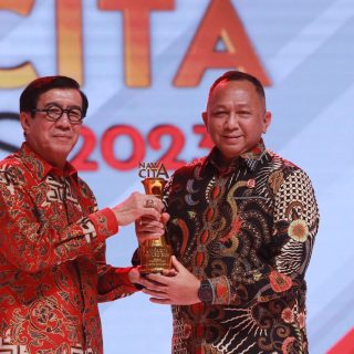 Ketut Sumedana mewakili Jaksa Agung dalam penerimaan penghargaan Nawacita Award.