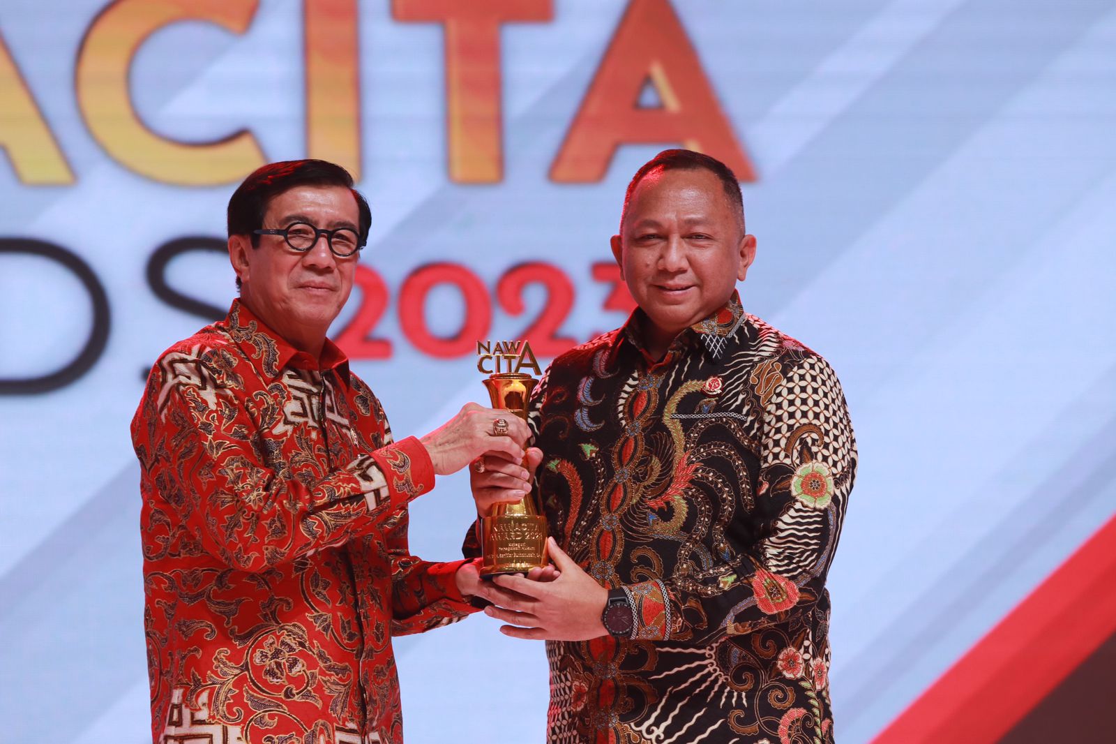 Ketut Sumedana mewakili Jaksa Agung dalam penerimaan penghargaan Nawacita Award.