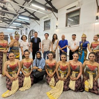 Direktur PT Sido Muncul Tbk Irwan Hidayat bersama pemain wayang orang, saat pentas ke-12 Wayang on the Street di Oudetrap Theatre Kota Lama Semarang, Kota Semarang, Jawa Tengah, Jumat (8/9) malam.