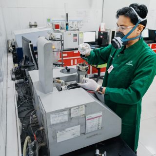 Karyawan melakukan pengecekan flow meter sebelum dilakukan pemusnahan Bahan Perusak Ozon (BPO) di Pabrik Narogong, Jawa Barat.