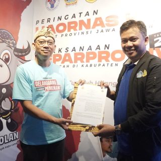 Penyerahan naskah nota kesepahaman antara USM dan Pemprov Jateng yang diwakili Agung Hariyadi dari Disporapar dan diterima Wakil Rektor III USM Dr Muhammad Junaidi SHI MH, di GOR Pesantenan Pati, pada September 2023