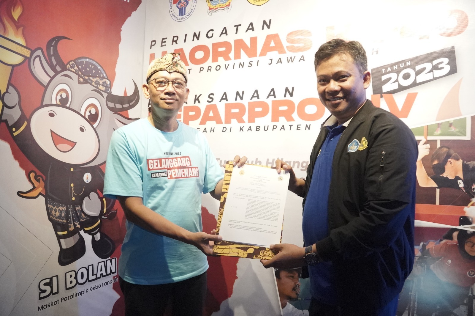 Penyerahan naskah nota kesepahaman antara USM dan Pemprov Jateng yang diwakili Agung Hariyadi dari Disporapar dan diterima Wakil Rektor III USM Dr Muhammad Junaidi SHI MH, di GOR Pesantenan Pati, pada September 2023