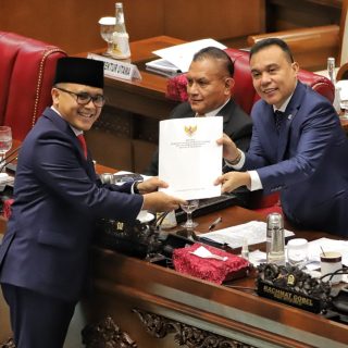 Perwakilan pemerintah yaitu Menteri PANRB Abdullah Azwar Anas menghadiri Rapat Paripurna DPR, di Gedung MPR/DPR Senayan, Jakarta, Selasa (03/10)