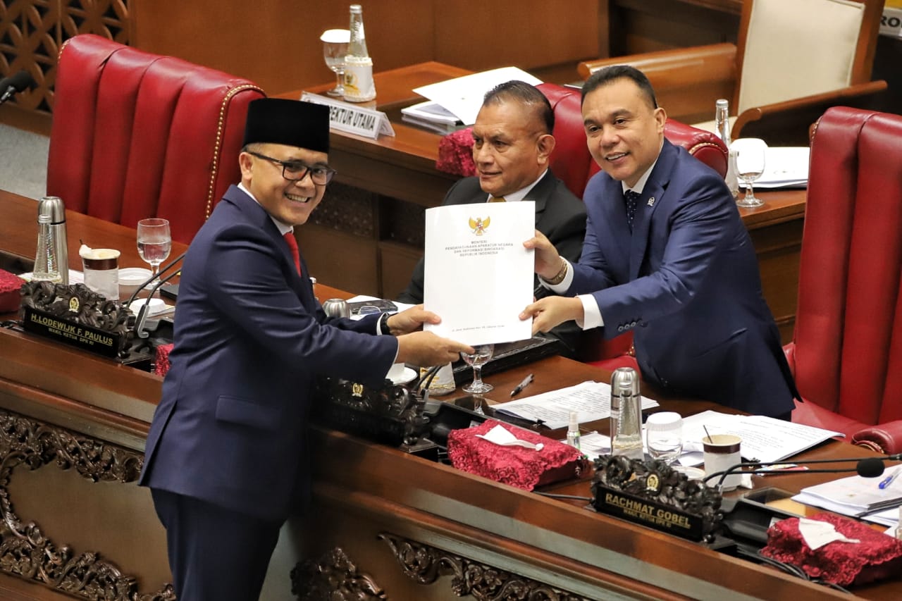 Perwakilan pemerintah yaitu Menteri PANRB Abdullah Azwar Anas menghadiri Rapat Paripurna DPR, di Gedung MPR/DPR Senayan, Jakarta, Selasa (03/10)