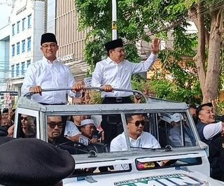 Capres-Cawapres yang diusung Koalisi Perubahan, Anies Baswedan-Muhaimin Iskandar (AMIN), mendaftar ke KPU dengan menaiki Land Rover atap terbuka