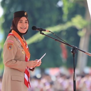 Ketua Kwarda Jateng Siti Atikoh Supriyanti Ganjar Pranowo memberi sambutan pada Apel Besar Pramuka Purbalingga dalam rangka Hari Pramuka ke 62 dan Pelantikan Pramuka Garuda Kwarcab Purbalingga, di Alun-alun Purbalingga, Senin (9/10/2023)