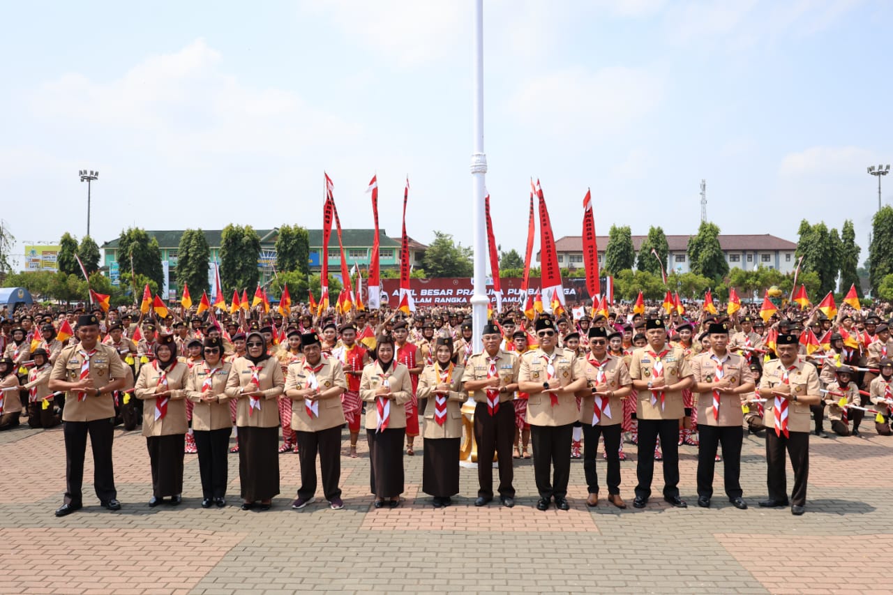 Ketua Kwarda Jateng Siti Atikoh Supriyanti Ganjar Pranowo hadir pada Apel Besar Pramuka Purbalingga memperingati Hari Pramuka ke-62 dan Pelantikan Pramuka Garuda Kwarcab Purbalingga, di Alun-alun Purbalingga, Senin (9/10/2023)
