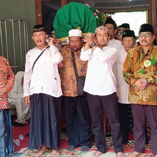 Jenazah tokoh Nahdlatul Ulama sekaligus politikus senior Jawa Timur KH Choirul Anam atau Cak Anam diberangkatkan menuju Masjid Jamin Kibar untuk disholatkan sebelum menuju pemakaman