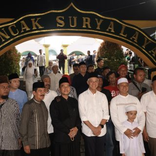 Ganjar Pranowo, bakal calon presiden (Bacapres) diterima para pengasuh ketika bersilaturahmi ke Pondok Pesantren Suryalaya, Desa Tanjungkerta, Pagerageung, Tasikmalaya, Selasa (10/10/2023) malam