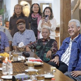 Bacapres 2024, Ganjar Pranowo bersilaturahmi ke rumah Butet Kertaradjasa dan bersua dengan belasan seniman dan budayawan Jogja lainnya, Senin (16/10/2023) malam