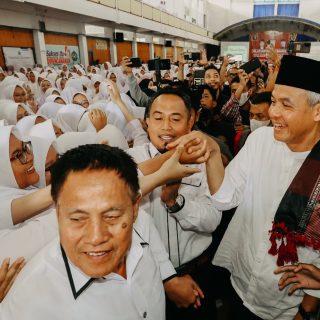 Kunjungan Capres 2024 Ganjar Pranowo ke sejumlah pondok pesantren di Ciamis Jawa Barat, selalu mendapat sambutan antusias dari para pengasuh maupun santri, Senin (9/10/2023). Begitu pun ketika mengunjungi Ponpes Al Quran Cijantung dan Ponpes Darussalam Ciamis