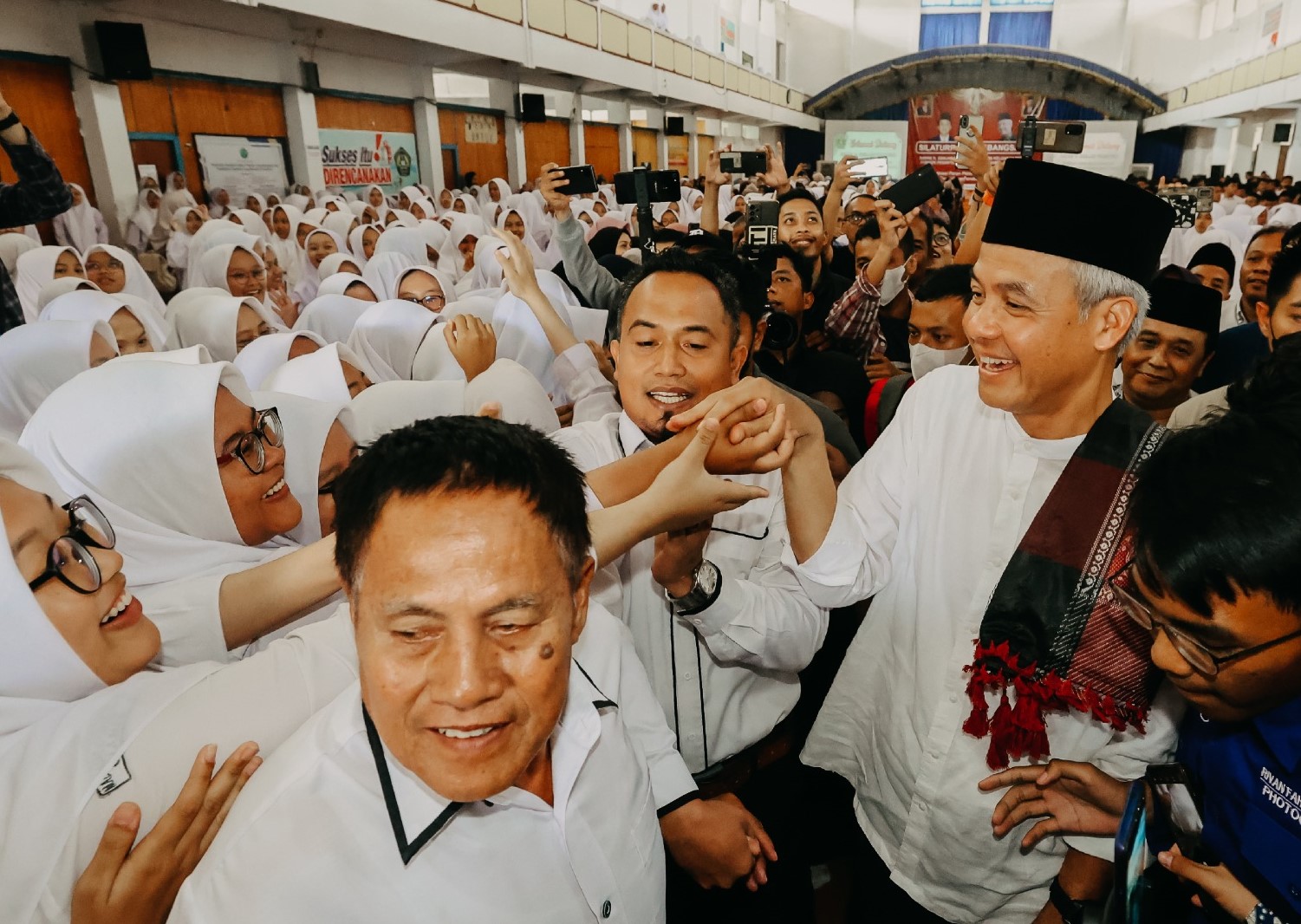 Kunjungan Capres 2024 Ganjar Pranowo ke sejumlah pondok pesantren di Ciamis Jawa Barat, selalu mendapat sambutan antusias dari para pengasuh maupun santri, Senin (9/10/2023). Begitu pun ketika mengunjungi Ponpes Al Quran Cijantung dan Ponpes Darussalam Ciamis