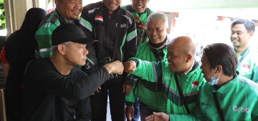 Bakal calon presiden 2024, Ganjar Pranowo menikmati suasana pagi Kota Bandung dengan sarapan bareng beberapa driver ojek online, Rabu (4/10/2023)