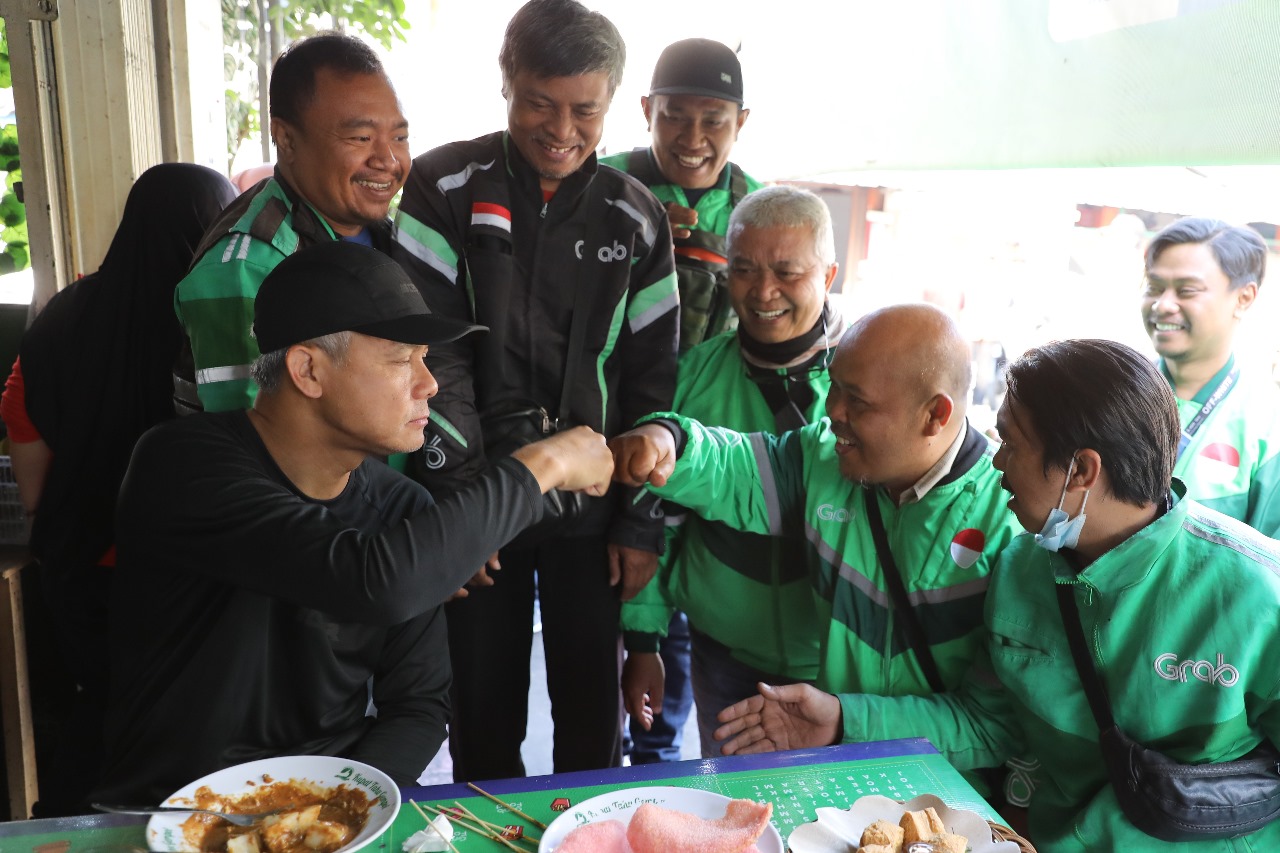 Bakal calon presiden 2024, Ganjar Pranowo menikmati suasana pagi Kota Bandung dengan sarapan bareng beberapa driver ojek online, Rabu (4/10/2023)