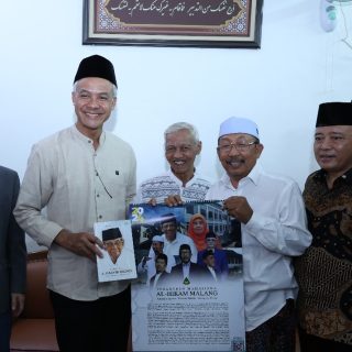 Capres 2024, Ganjar Pranowo mengunjungi Ponpes Al Hikam, Kota Malang, Jumat (13/10/2023).Ponpes itu mengingatkan hubungan Ganjar dengan Kiai Hasyim Muzadi yang sangat dekat