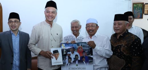 Capres 2024, Ganjar Pranowo mengunjungi Ponpes Al Hikam, Kota Malang, Jumat (13/10/2023).Ponpes itu mengingatkan hubungan Ganjar dengan Kiai Hasyim Muzadi yang sangat dekat