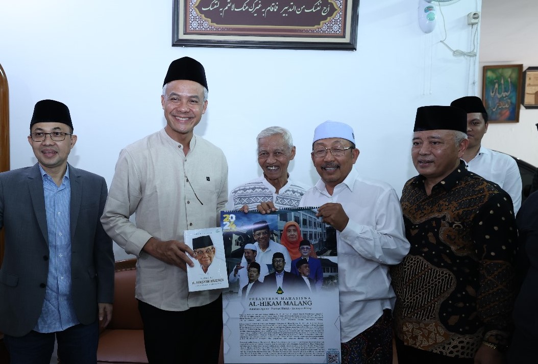 Capres 2024, Ganjar Pranowo mengunjungi Ponpes Al Hikam, Kota Malang, Jumat (13/10/2023).Ponpes itu mengingatkan hubungan Ganjar dengan Kiai Hasyim Muzadi yang sangat dekat