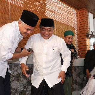 Capres 2024 Ganjar Pranowo diterima Pengasuh Ponpes Cipasung, Kiai Ubaidillah Ruhiat, ketika berkunjung ke Ponpes Cipasung Kabupaten Tasikmalaya Jawa Barat, Selasa (10/10/2023)