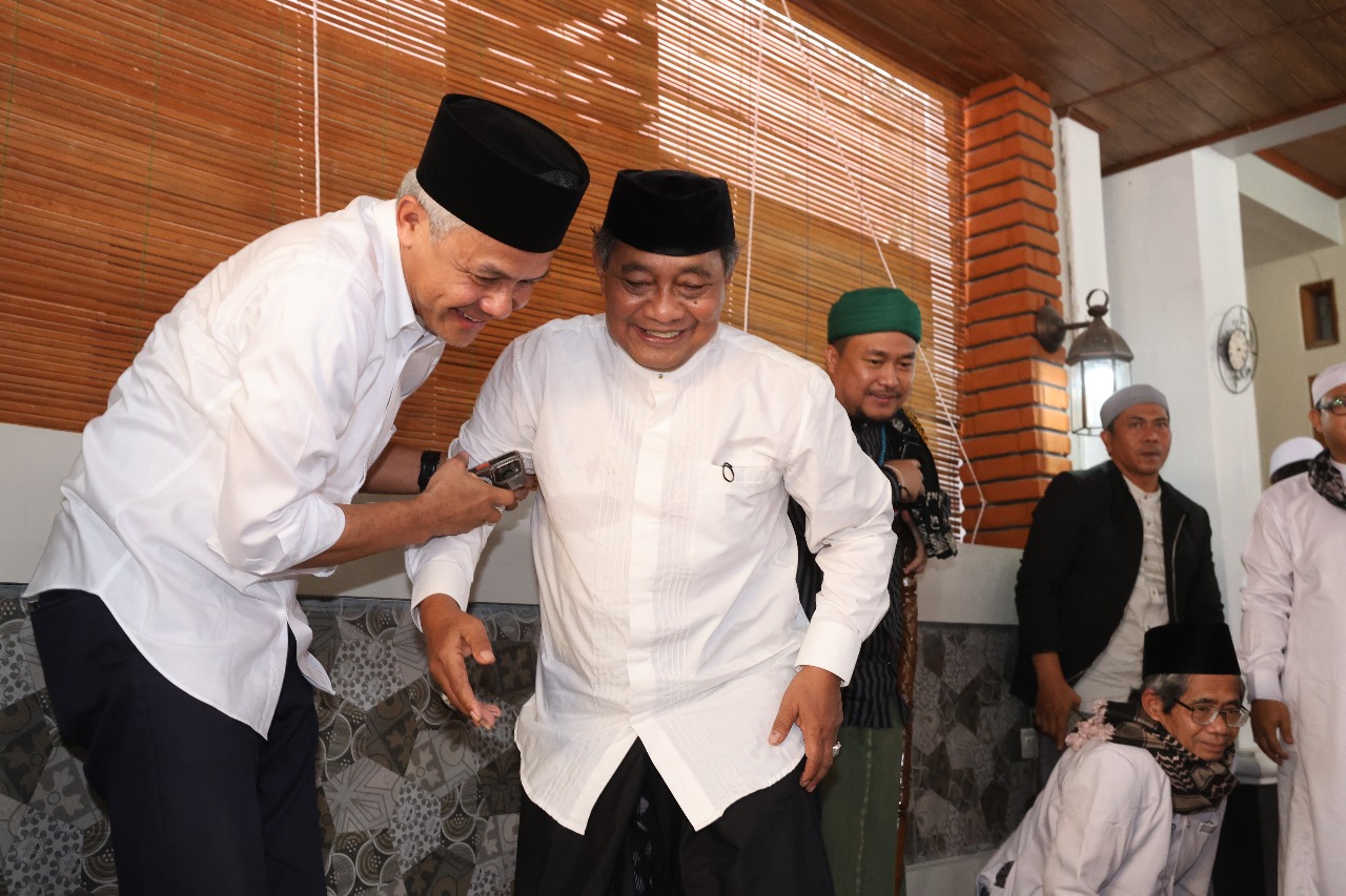 Capres 2024 Ganjar Pranowo diterima Pengasuh Ponpes Cipasung, Kiai Ubaidillah Ruhiat, ketika berkunjung ke Ponpes Cipasung Kabupaten Tasikmalaya Jawa Barat, Selasa (10/10/2023)