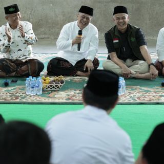 Bakal calon presiden 2024, Ganjar Pranowo, menemui Rais Syuriah PWNU DKI Jakarta, KH Muhyidin Ishaq, Minggu (29/10/2023) sore