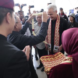 Bakal Calon Presiden 2024, Ganjar Pranowo, disambut hangat Paduka YM SPDB Pangeran Edward Syah Pernong Sultan Sekala Brak, saat berkunjung ke Lampung, Rabu (25/10/2023)
