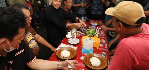 Menyempatkan makan siang di Warung Sundawa kawasan Terminal Rajabasa, Kota Bandar Lampung, Capres Ganjar Pranowo menjadi tempat curhat para sopir angkutan kota, Rabu (25/10/2023)